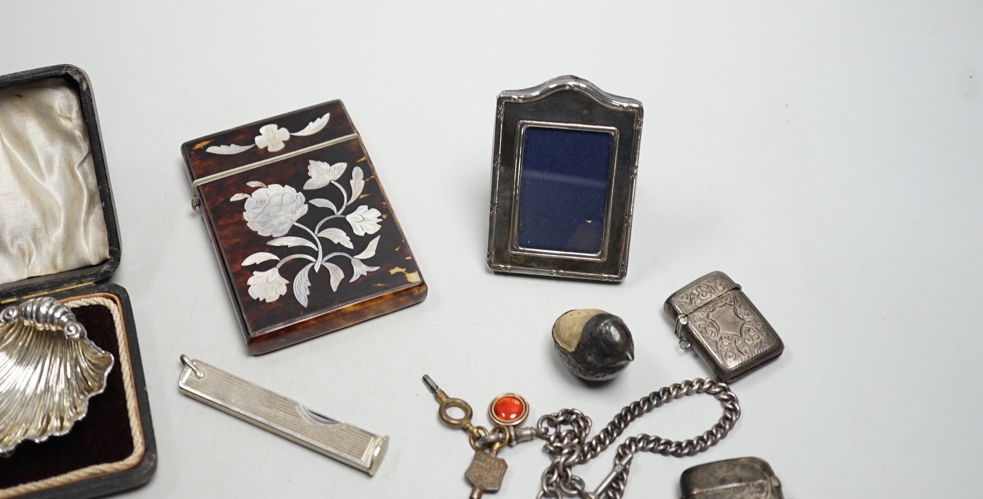 A cased pair of Edwardian silver shell salts, with spoons, and other items including Edwardian silver mounted bird pin cushion, by Sampson Mordan & Co, vesta cases, inlaid tortoiseshell card case etc.